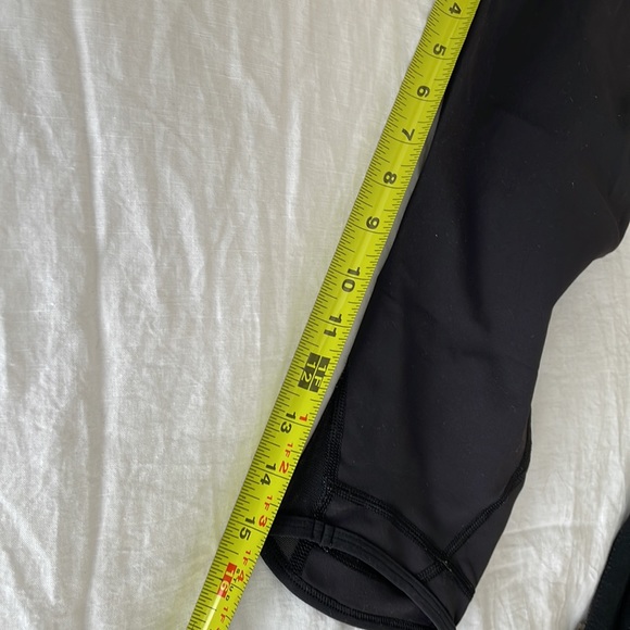 Lulu lemon cropped peekaboo leggings, perfect condition black size 4 - Picture 4 of 4